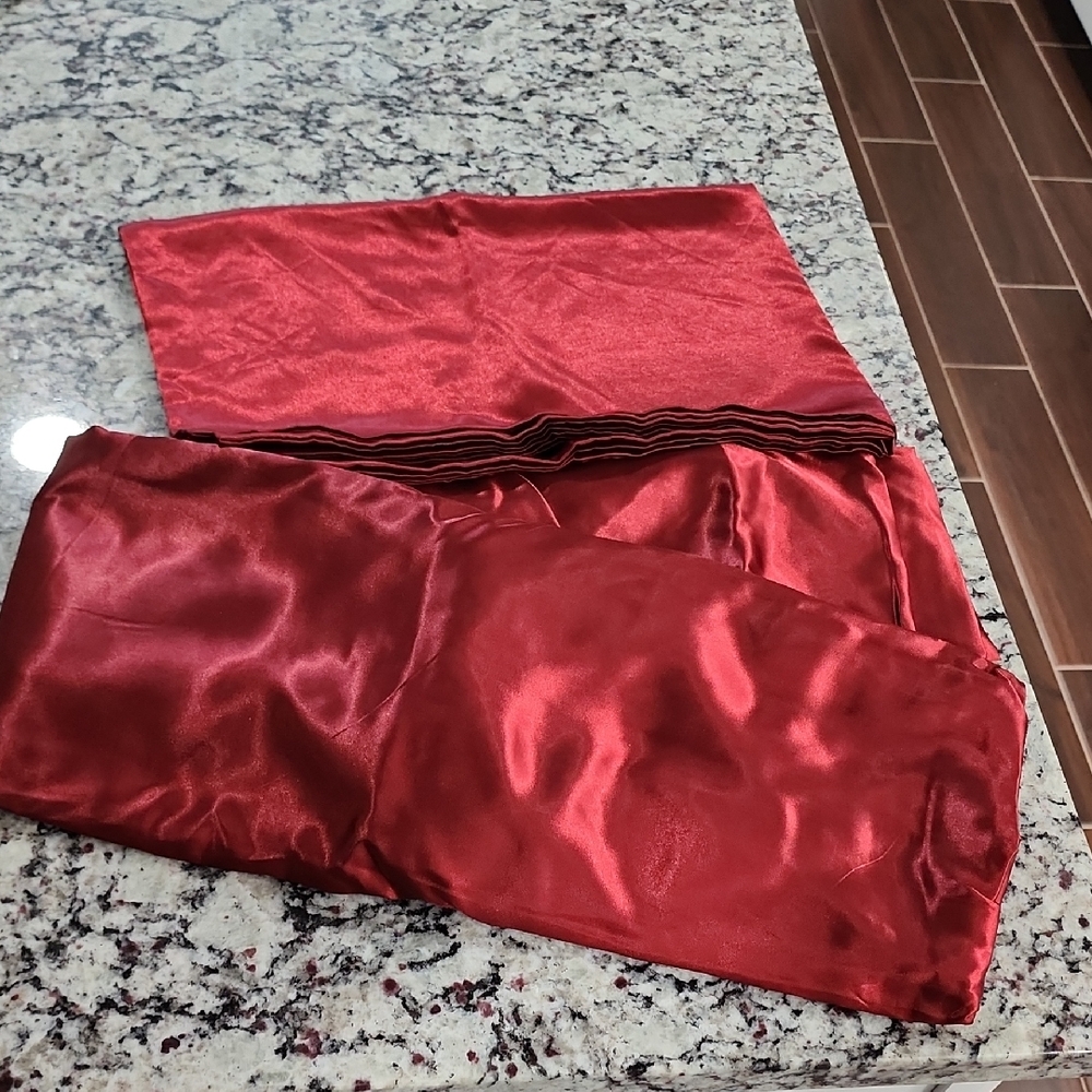 Burgundy Red King Size Fitted Sheet, 2 Pillowcases. Satiny Fabric